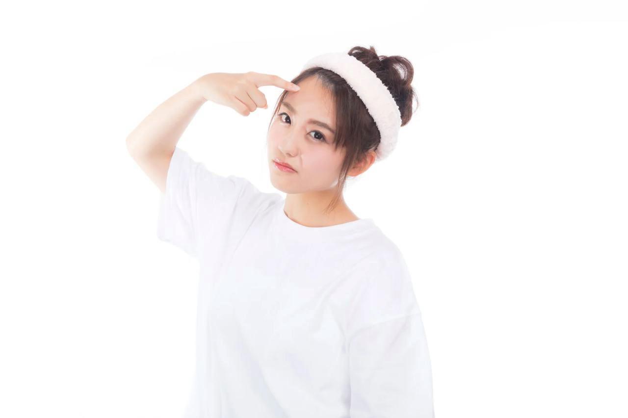 ニキビ肌に優しい日焼け止めミストを手に持つ女性