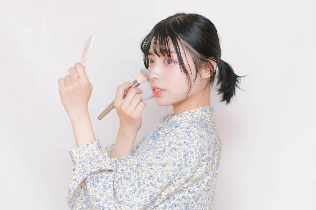 清潔感のあるサラサラ肌で過ごす女性の美容イメージ