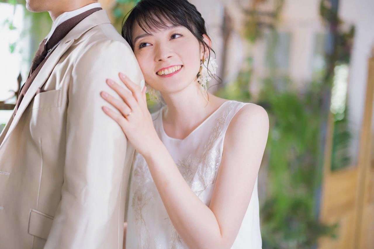 軽やかな髪で笑顔を見せる女性のポートレート