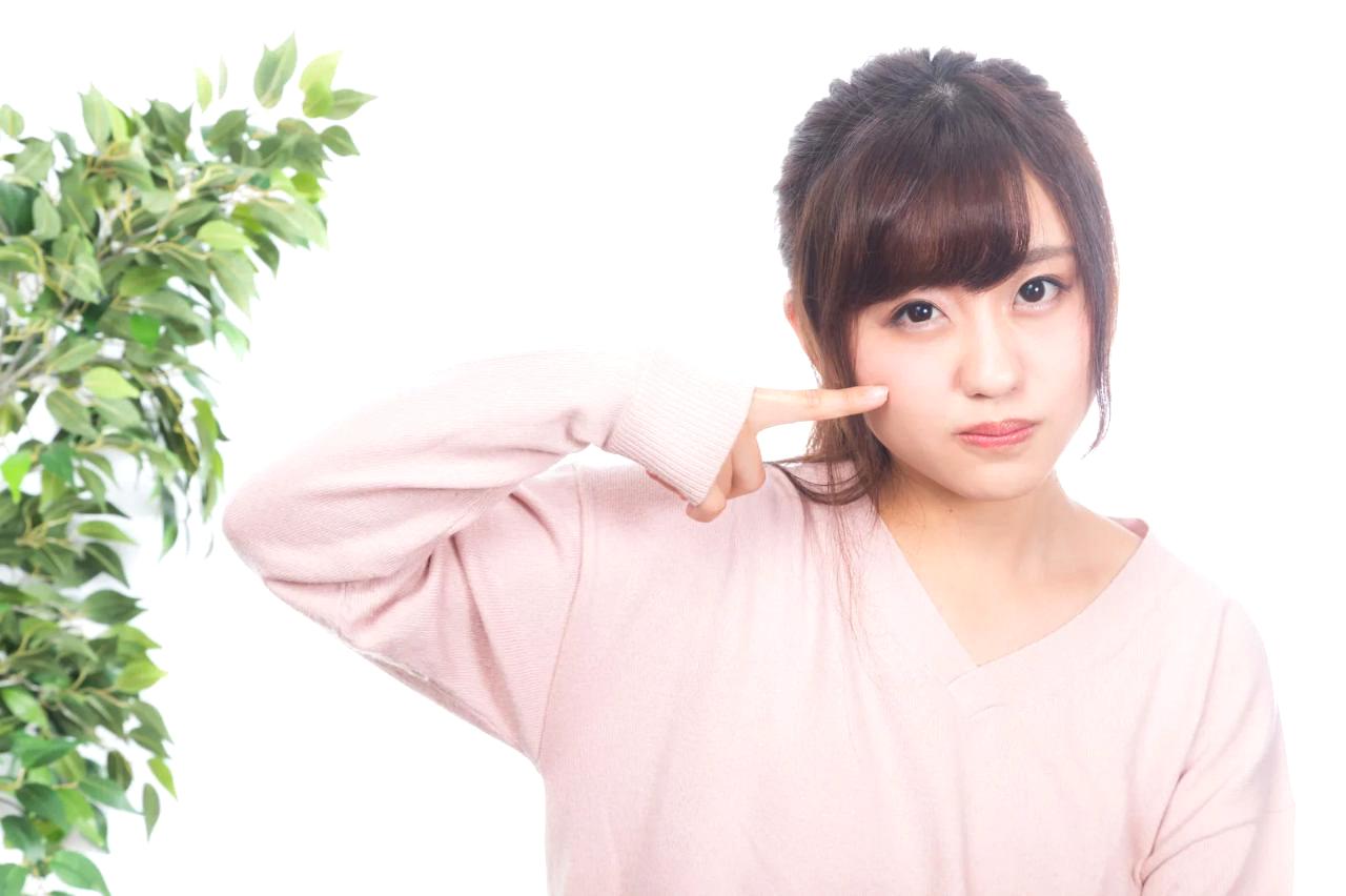 甘いチョコレートと肌トラブルの原因を表現したイメージ