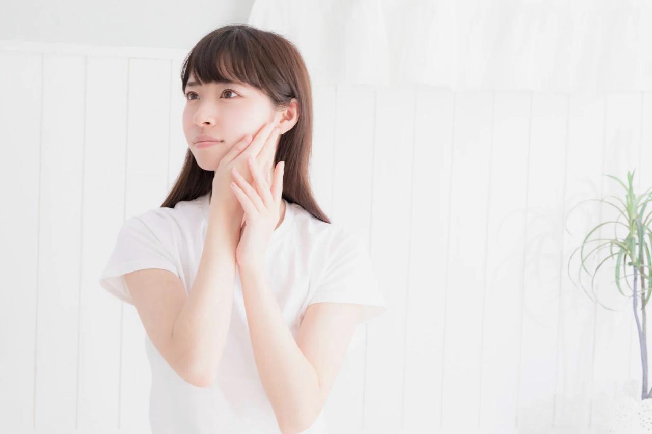 クリームタイプの洗顔料を使って肌をケアする女性