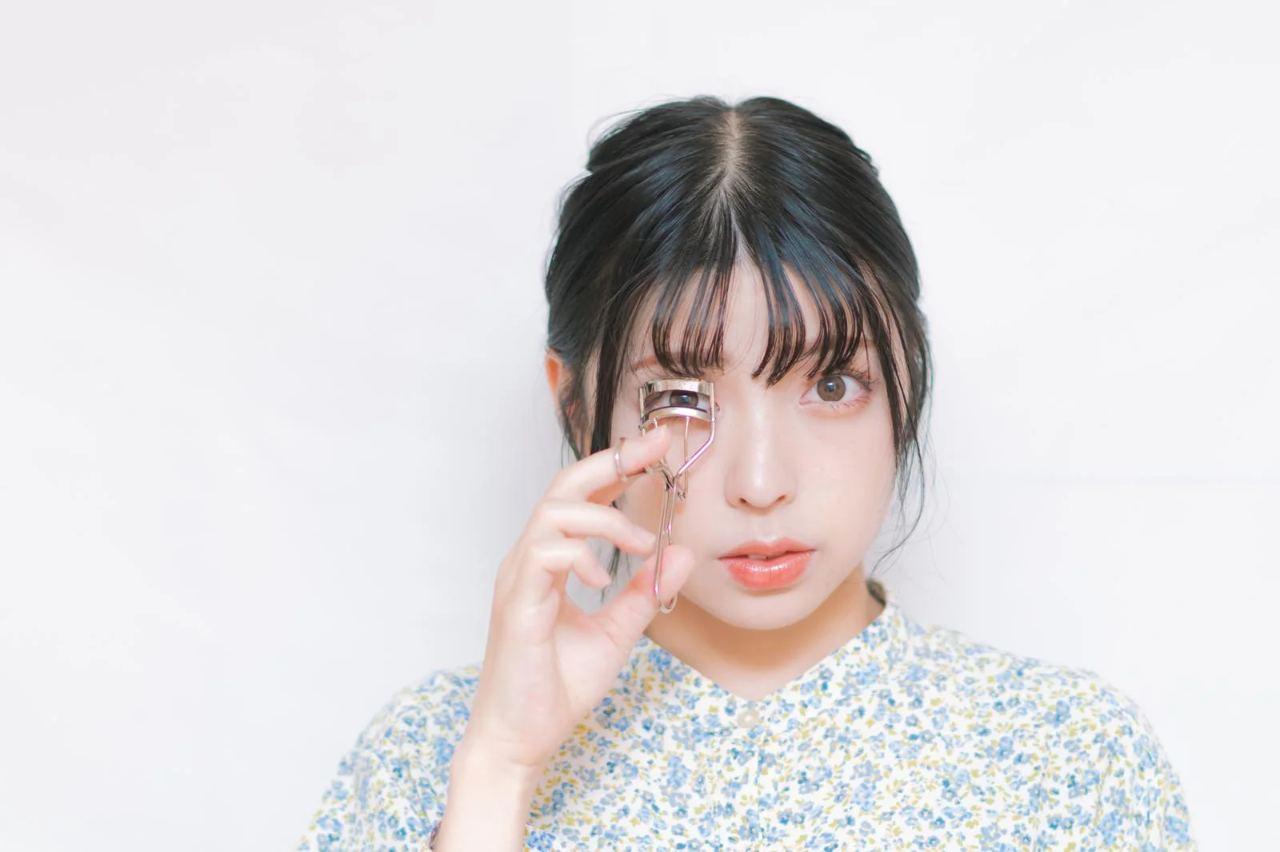 眉を切りすぎないよう慎重に確認する大人の女性