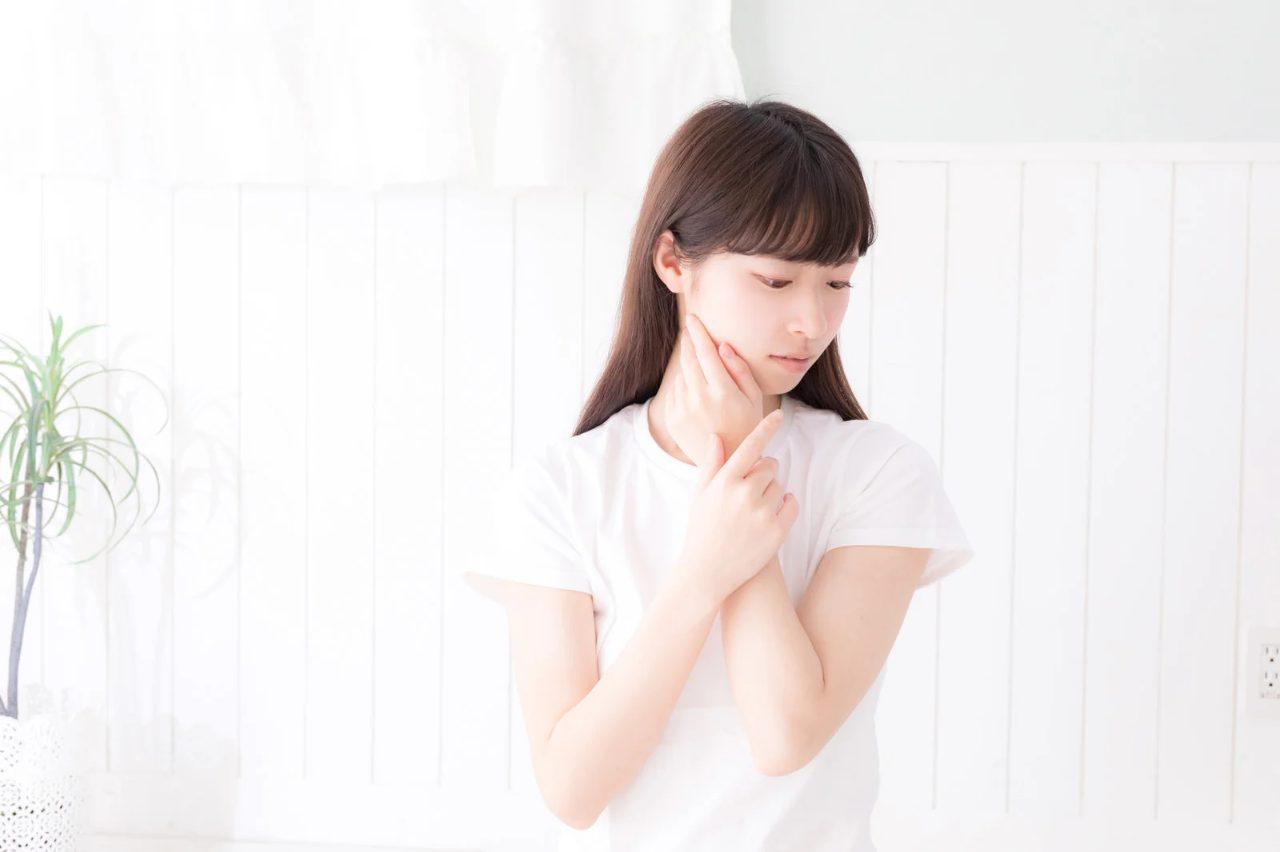 夏と冬それぞれの季節を意識したフットケアアイテムのイメージ