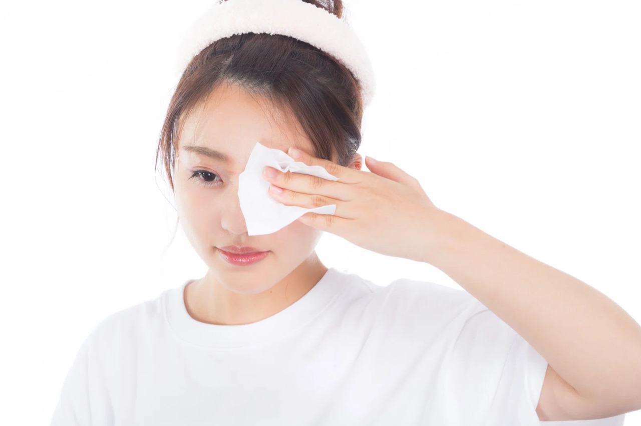クレイパックを使って毛穴ケアをする女性のスキンケアシーン
