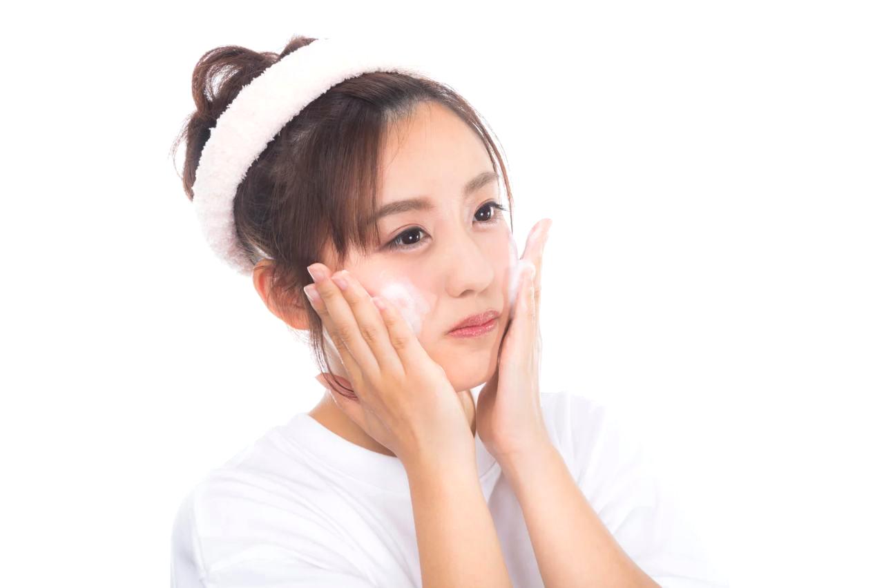 洗顔料を泡立てる手元と、皮脂が浮き出た肌のイラスト