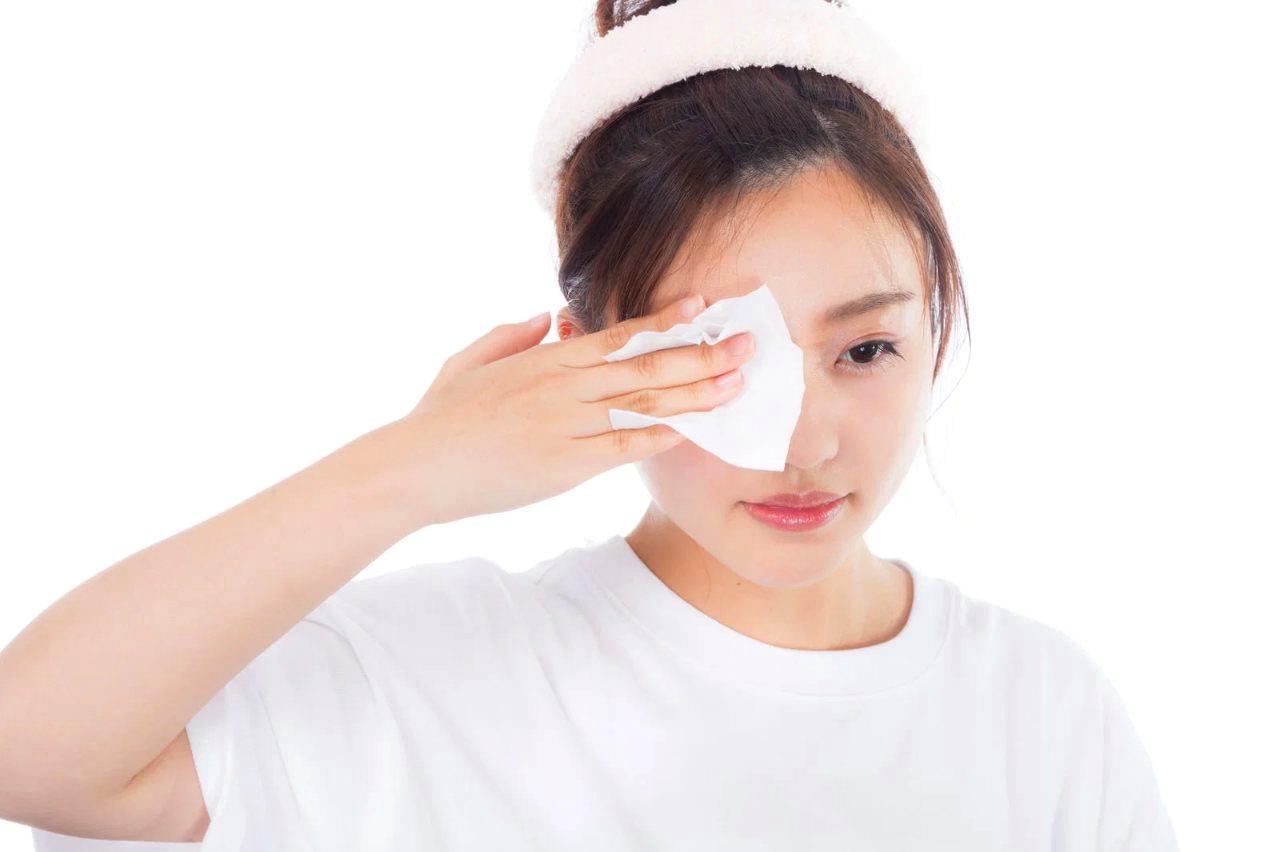 日焼け止めミストでサラサラ肌を保ちながら紫外線対策をする女性