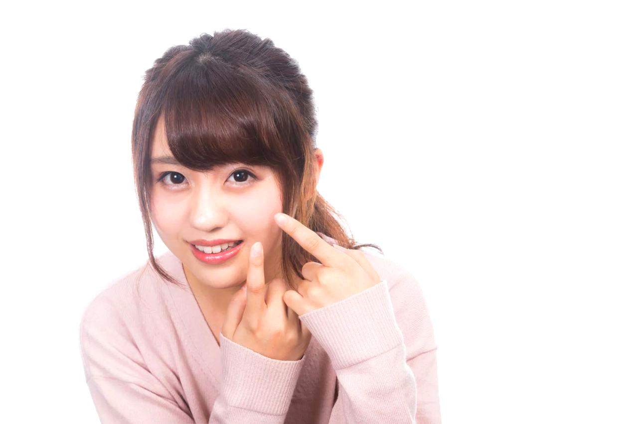 牛丼を楽しみながら肌荒れ原因を知る女性の食事シーン