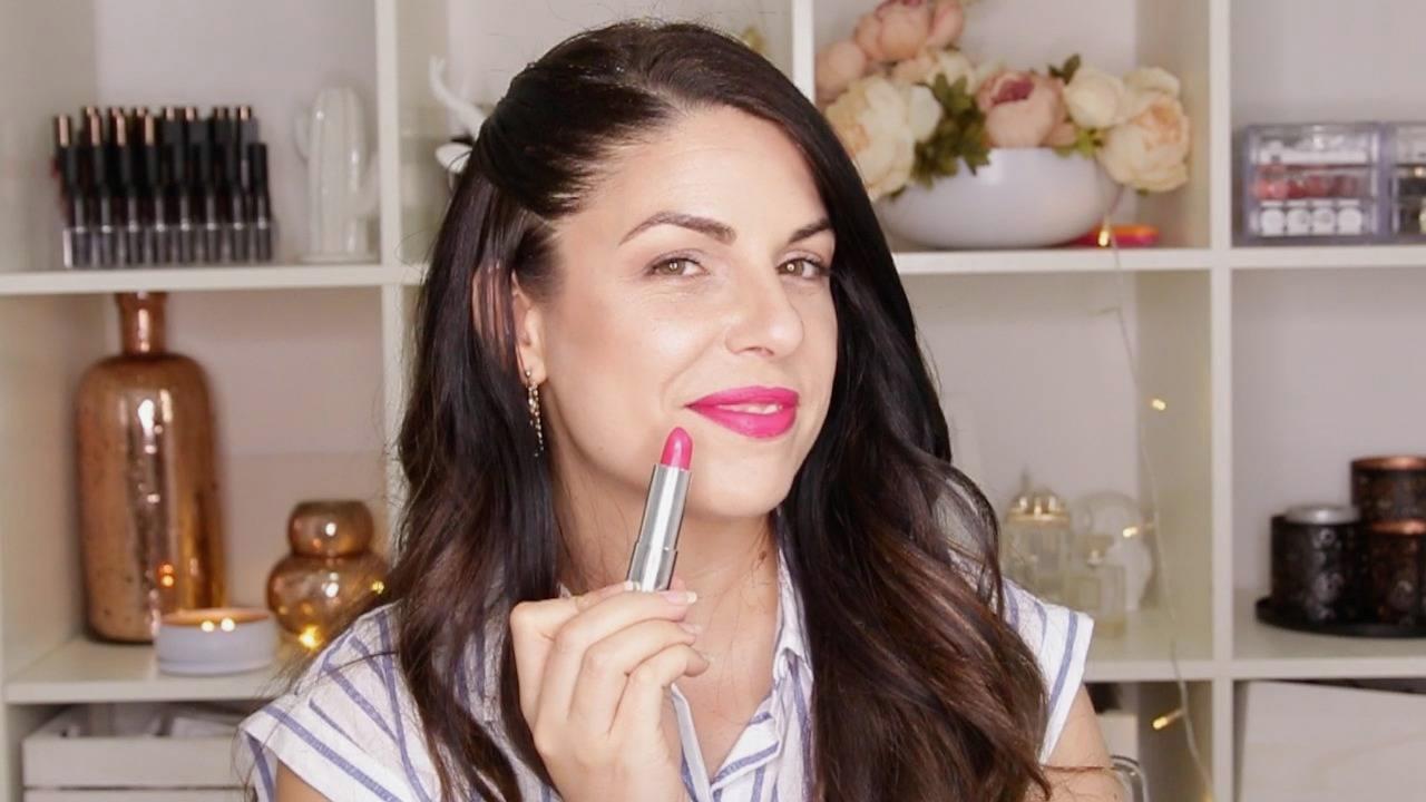 ハサミとコームで自然に整えた美しい眉が印象的な上品な大人の女性