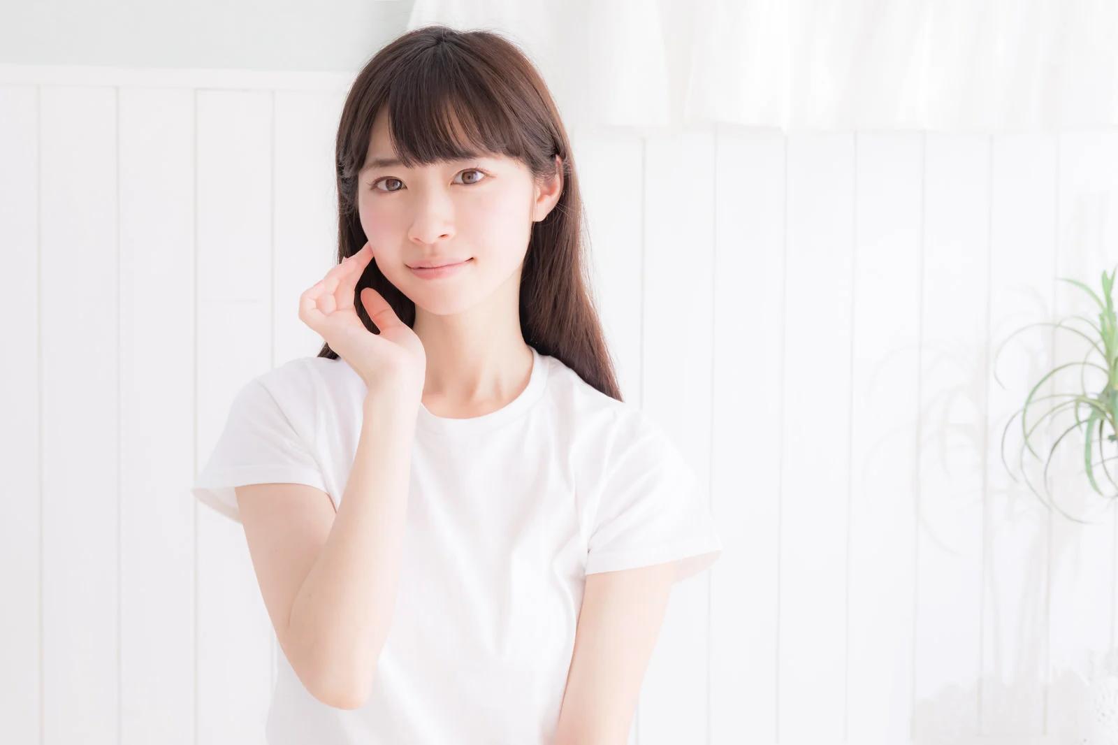 乾燥するアラフォー肌に保湿ケアを行うイメージ