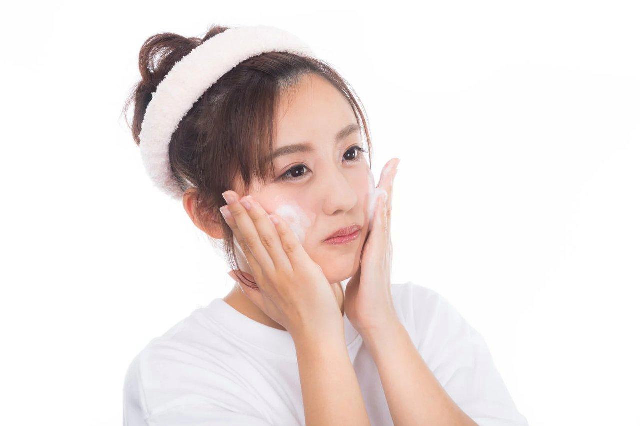 毎日のUVケアで美しい肌を保つ女性のイメージ