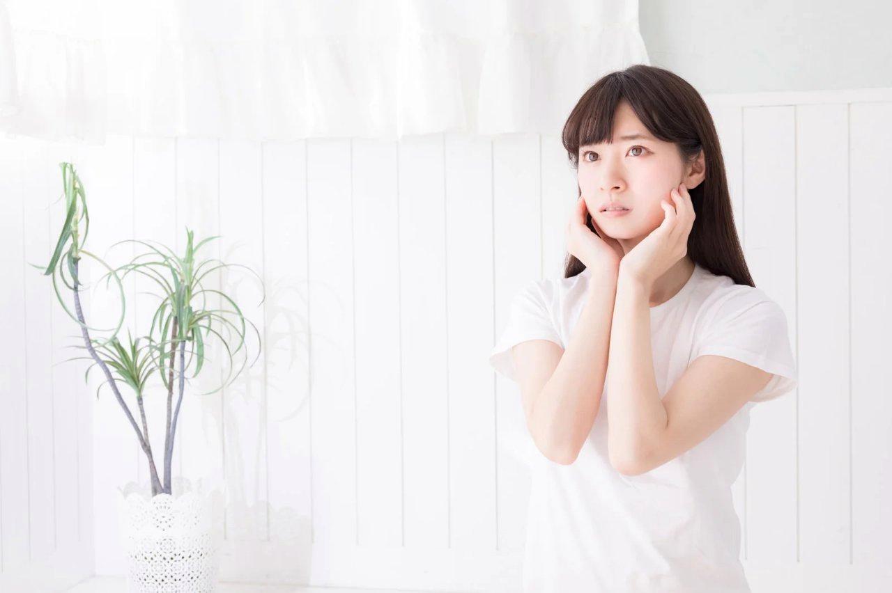 目元専用クリームを塗る丁寧な手元