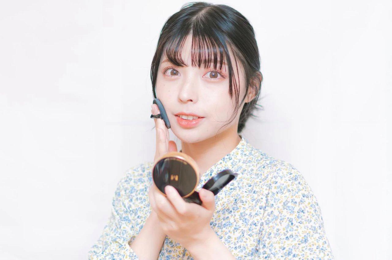 日焼け止めを塗って外出する大人の女性