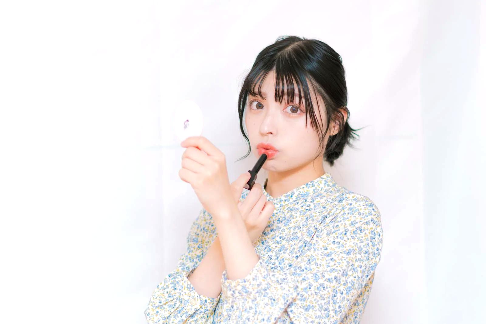 肩や首のこりを感じる女性のイメージ