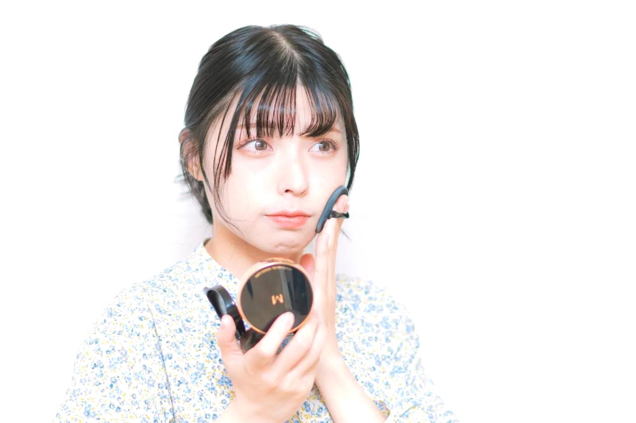 曇り空の下でも紫外線対策を意識する女性の肌ケアシーン