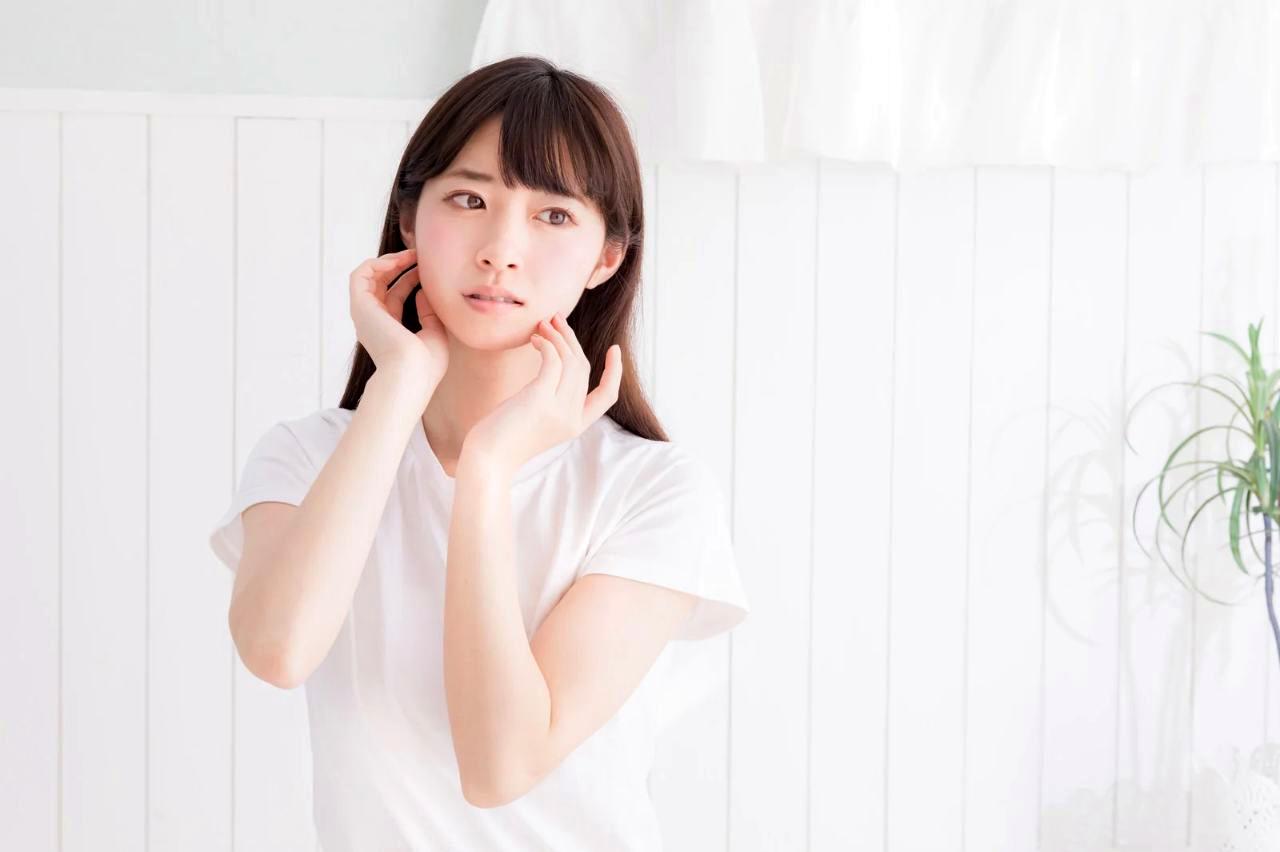 乾燥した足元を見つめながらフットケアの基本を確認する女性