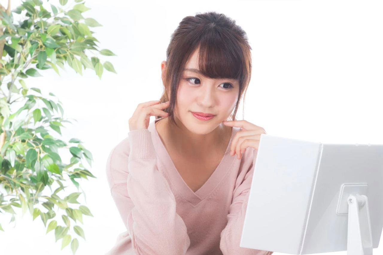 スマホをしまい、自然を見ながら静かに歩く女性の横顔、穏やかな表情