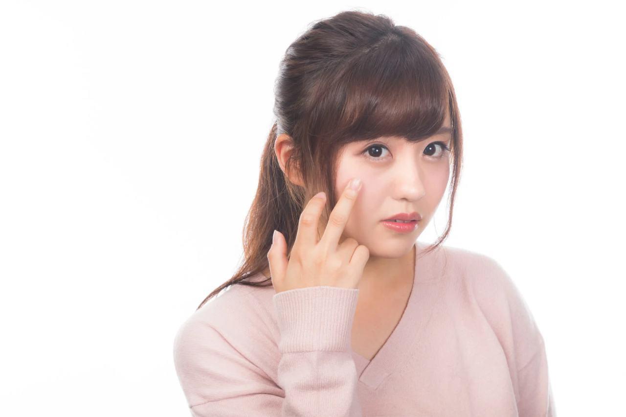 不規則な生活習慣による肌トラブルを表現した女性のイメージ
