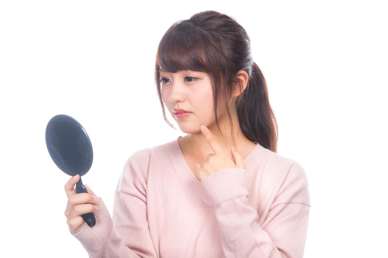 チョコレートと肌荒れの関係をイメージした美容ケアの写真