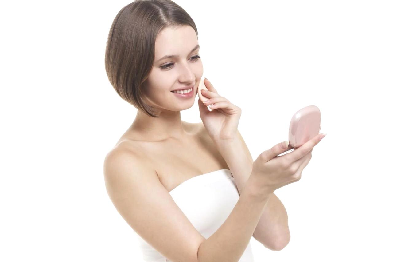 白湯ややさしい飲み物で体を整える女性のイメージ