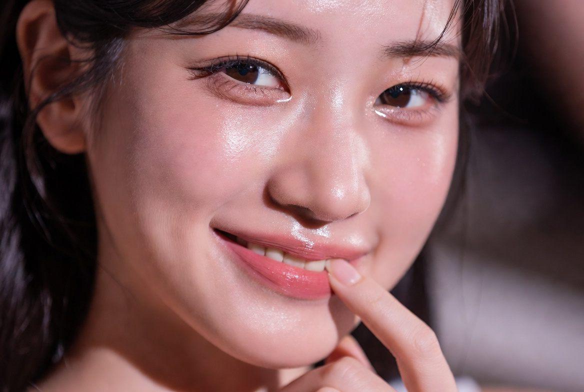 朝のスキンケアで保湿する女性