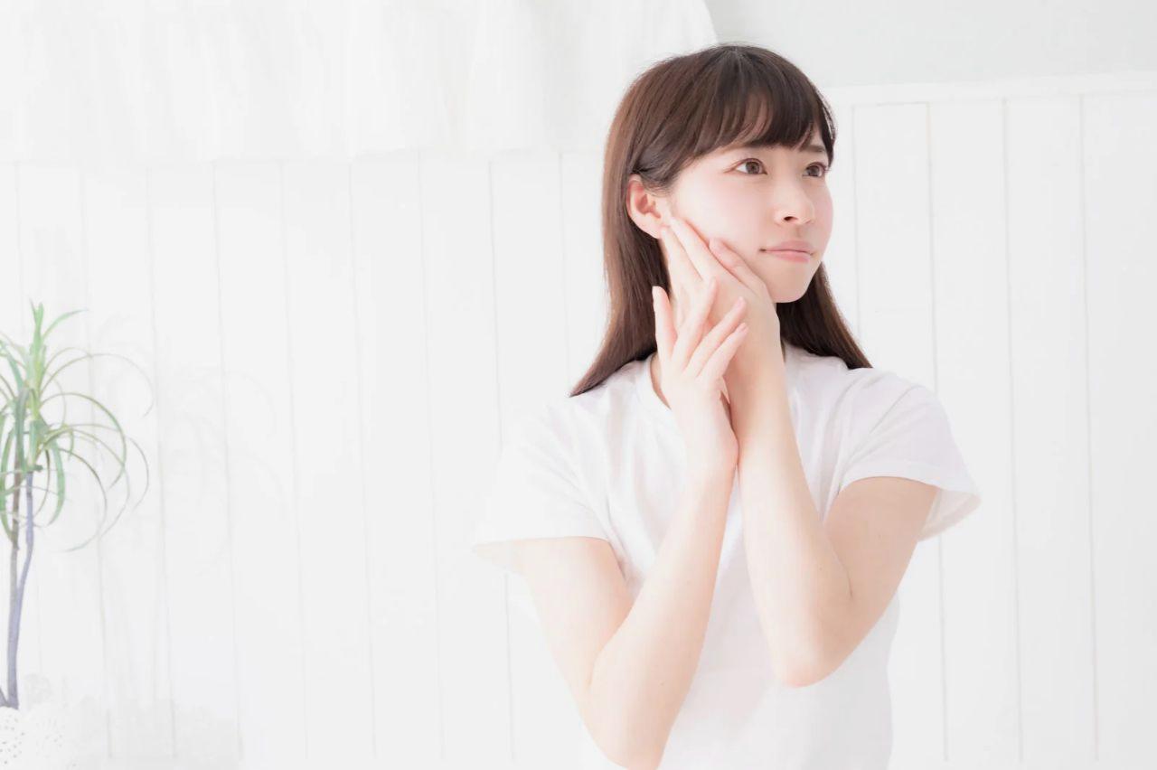 夜のスキンケアで肌を整える女性のナイトルーティンイメージ