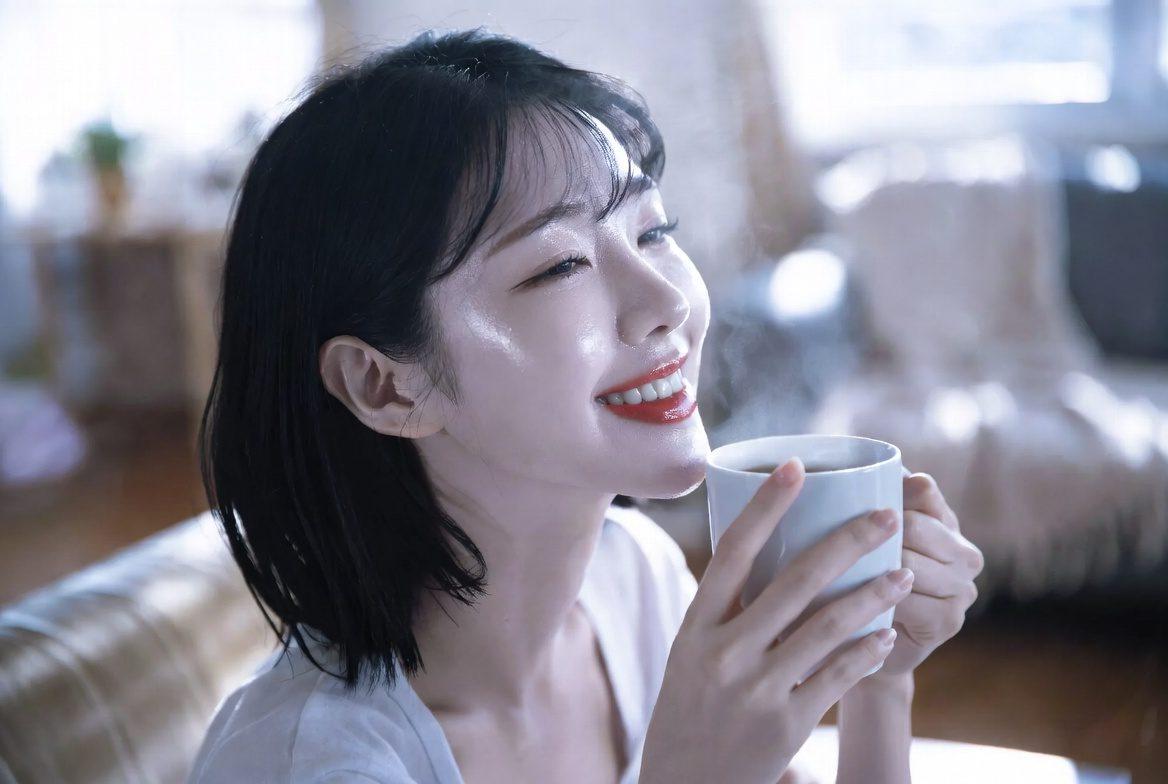 自然素材のドクダミ茶と美容ケアをイメージした写真