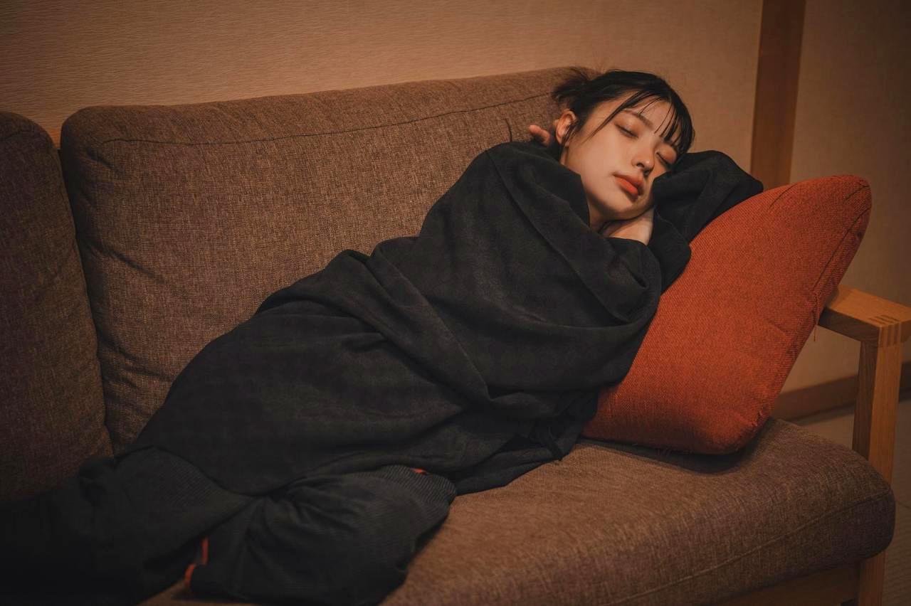 夜の部屋で空腹を感じながらも落ち着いて過ごす大人の女性のイメージ