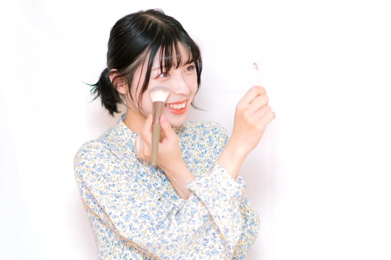 日焼け止めミストを手に持つ美容アイテムのイメージ