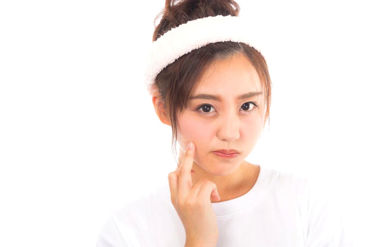 油分が気になるニキビ肌に使いやすいさっぱり潤うジェル日焼け止めの美容イメージ