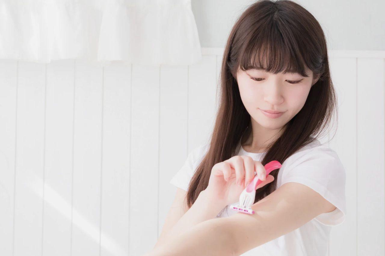 みずみずしいジェル日焼け止めを肌になじませる女性