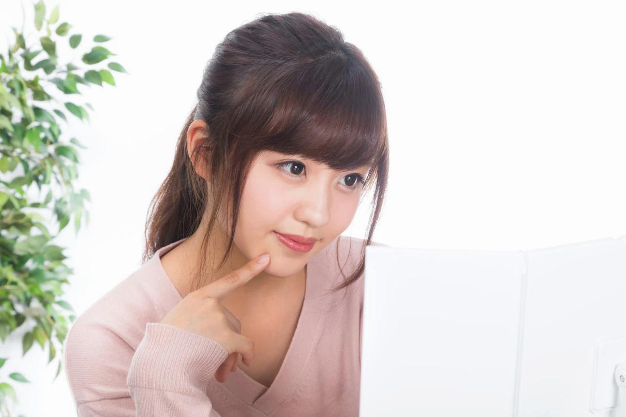 健やかな肌を目指して食事と生活習慣を見直す女性のイメージ