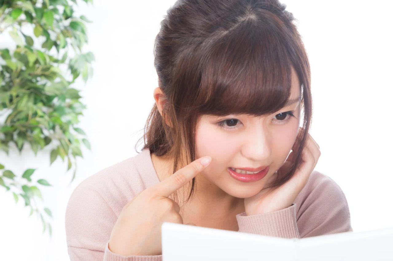 ポテトチップスと肌荒れの原因を考える女性の美容イメージ