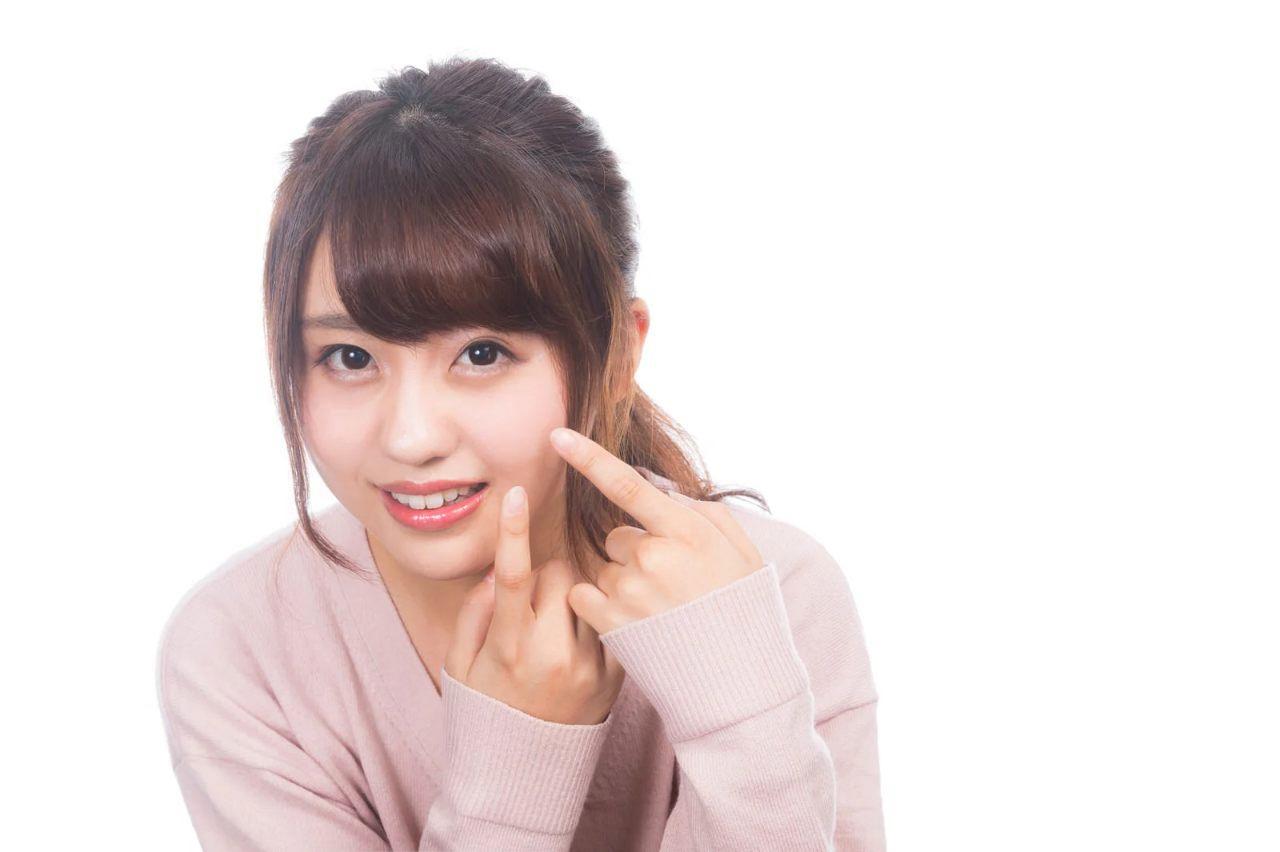 夕方のスナックタイムに悩む女性