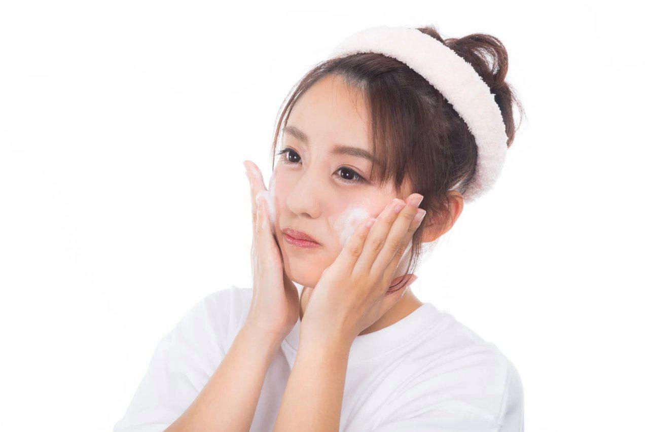 足の清潔感とニオイ対策を意識した爽やかなフットケアイメージ