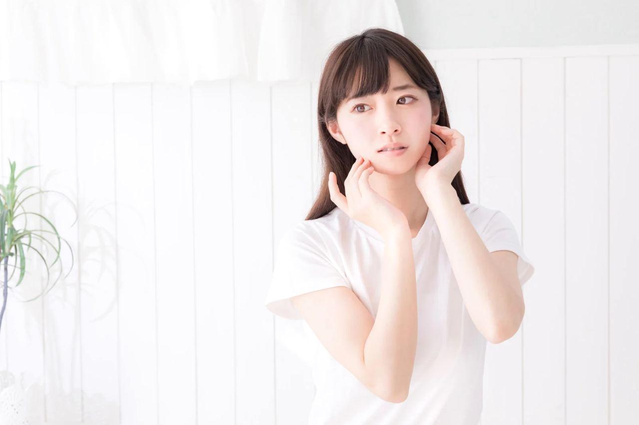 冬の冷たい風にさらされる女性の手のクローズアップ、乾燥した肌のテクスチャ