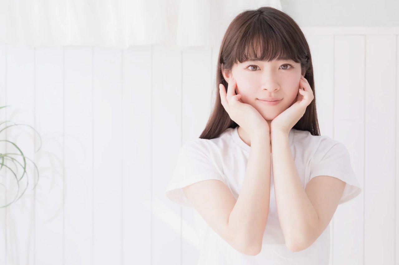 美容オイルを選ぶ女性とスキンケアアイテムのイメージ