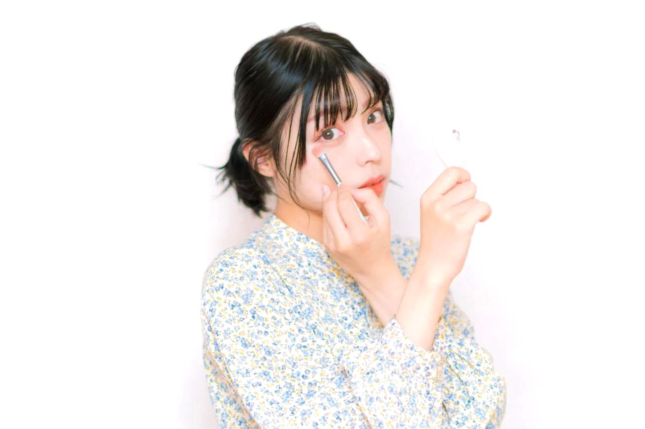手の甲のシワとたるみが老け見えの原因であることを説明する比較イラスト