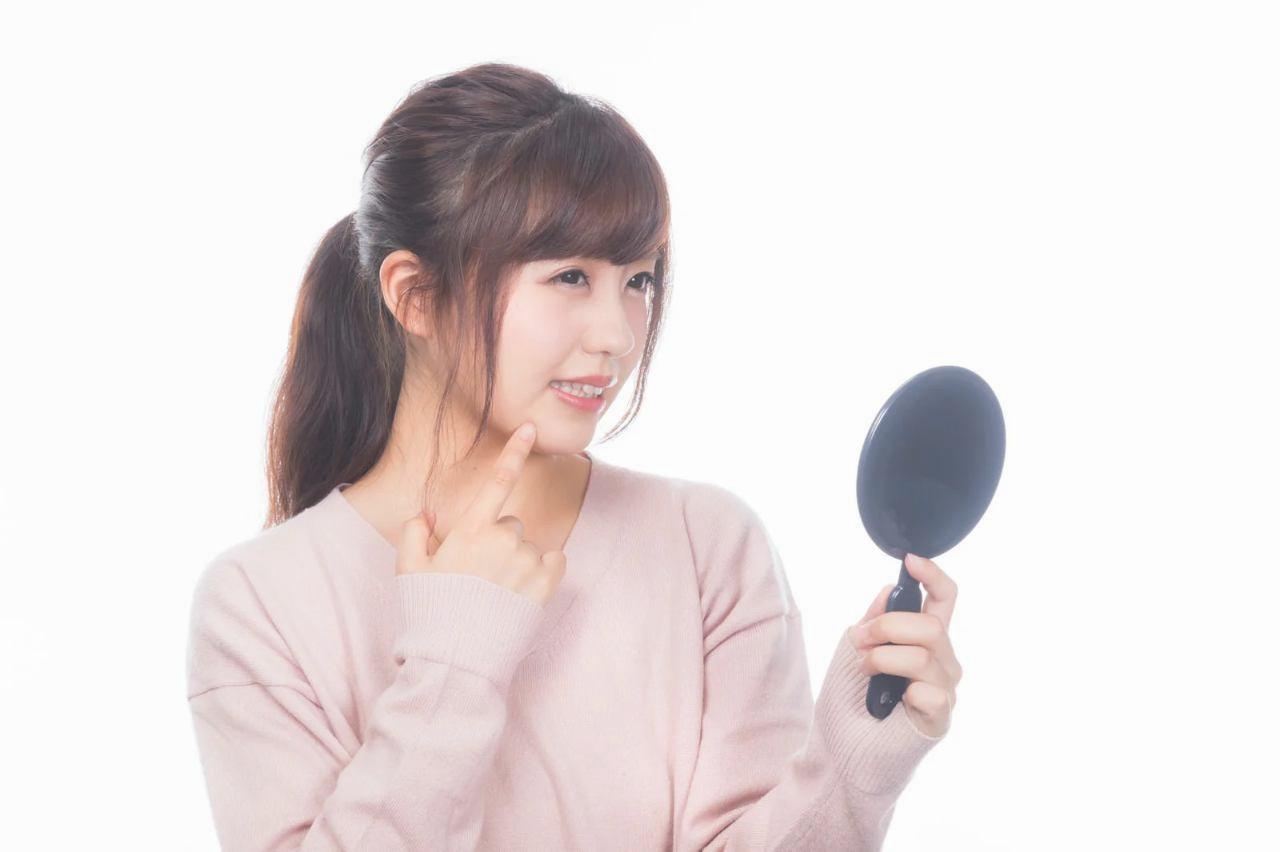 夜の肌トラブルを心配する女性のスキンケア風景