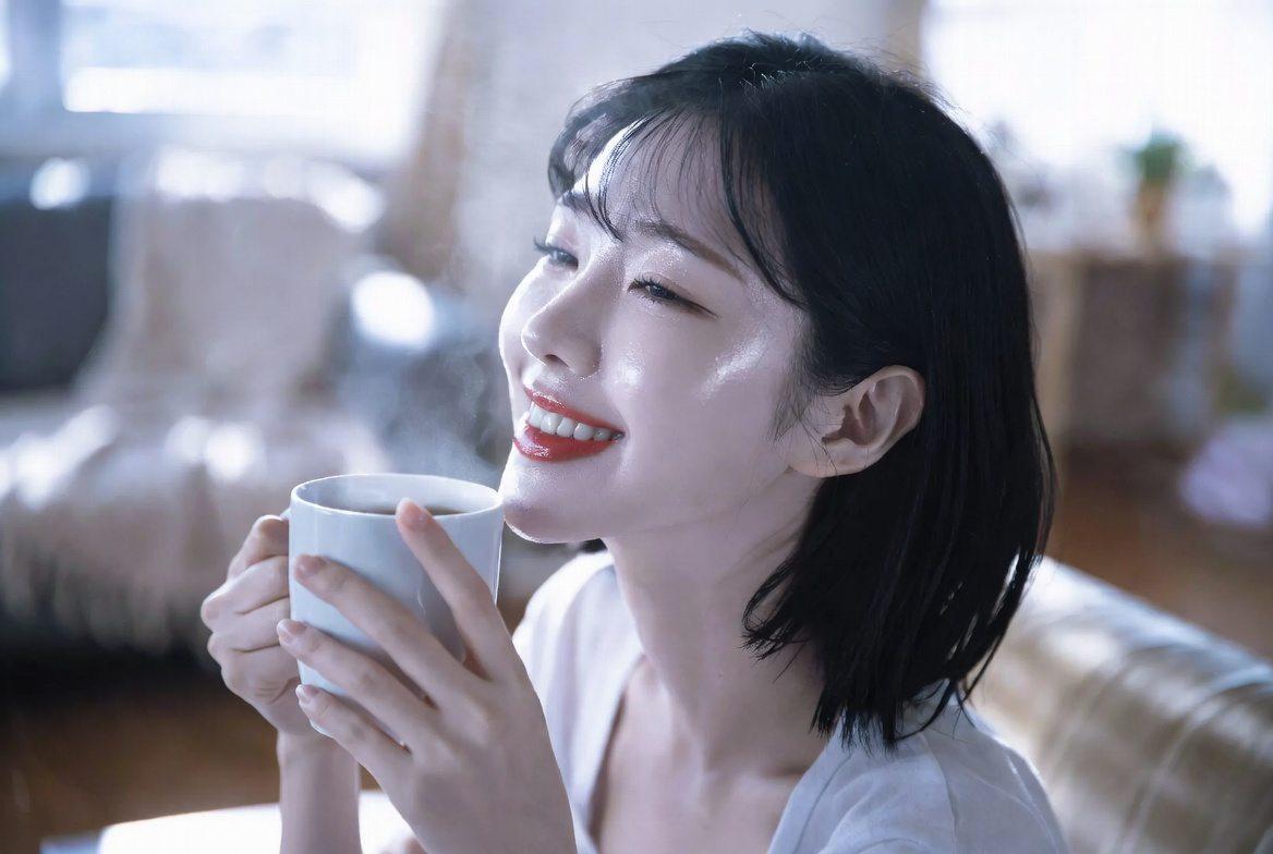 深夜の空腹をノンカフェインの温かい飲み物でやさしく満たし、心地よい眠りと美容を意識する大人の女性のイメージ