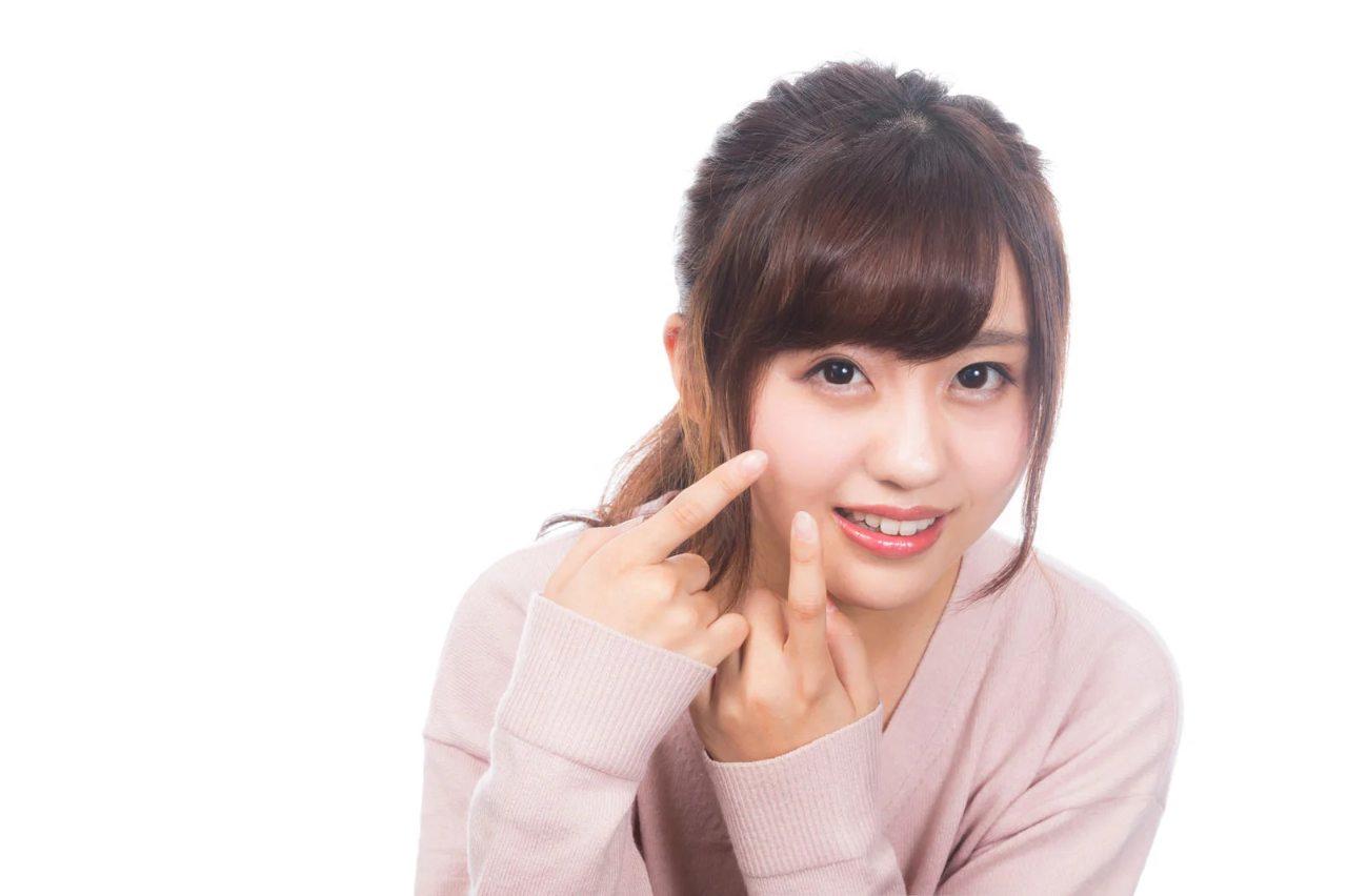 20代後半の働く女性がストレスニキビ対策のインナーケアで輝くイメージ