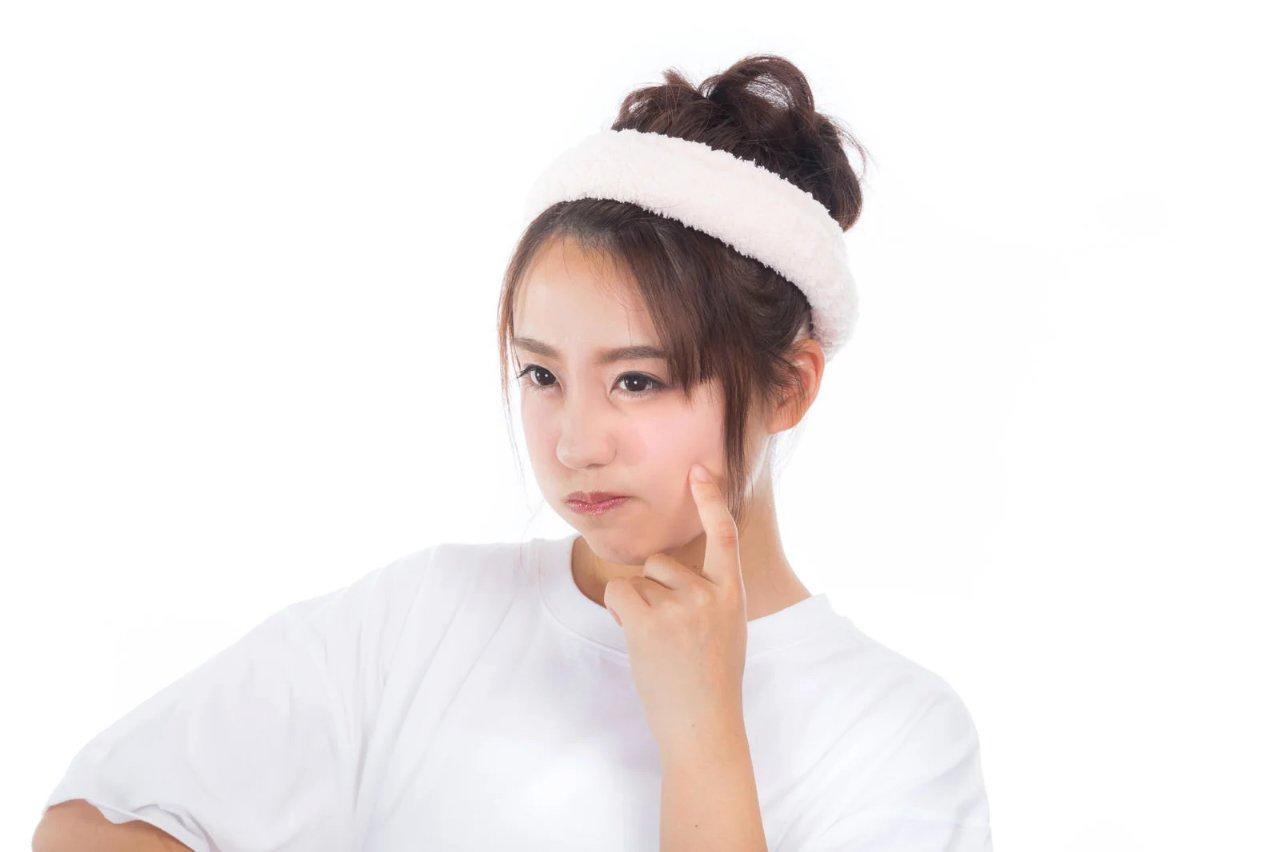 ベッドで眠る女性と潤いのある肌をイメージした美容シーン