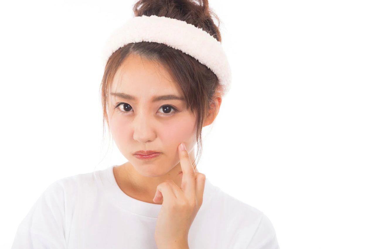夜の美容習慣で整った肌を目指す女性のイメージ