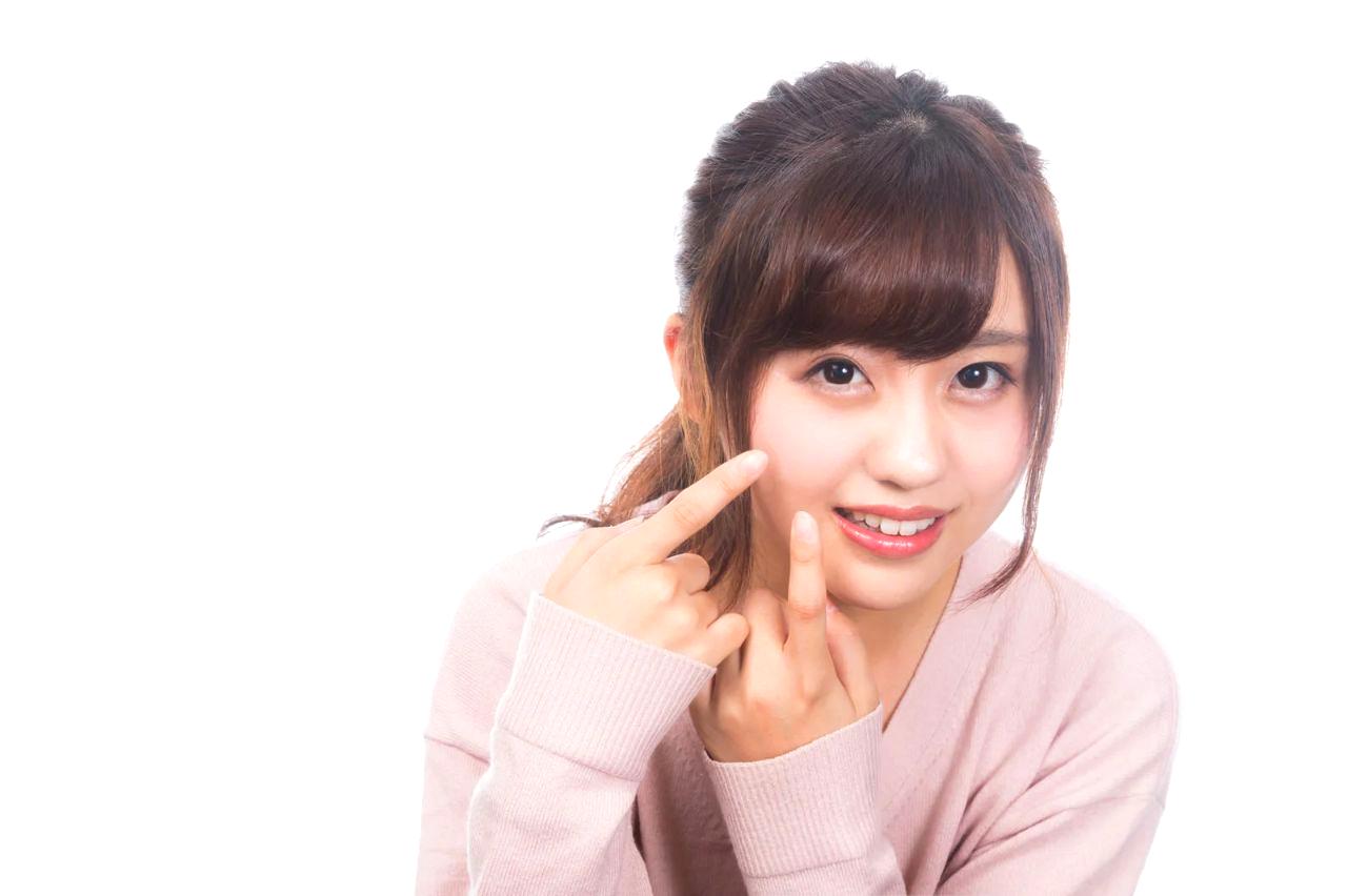 紫外線による顔のくすみについて考える女性の肌ケアシーン