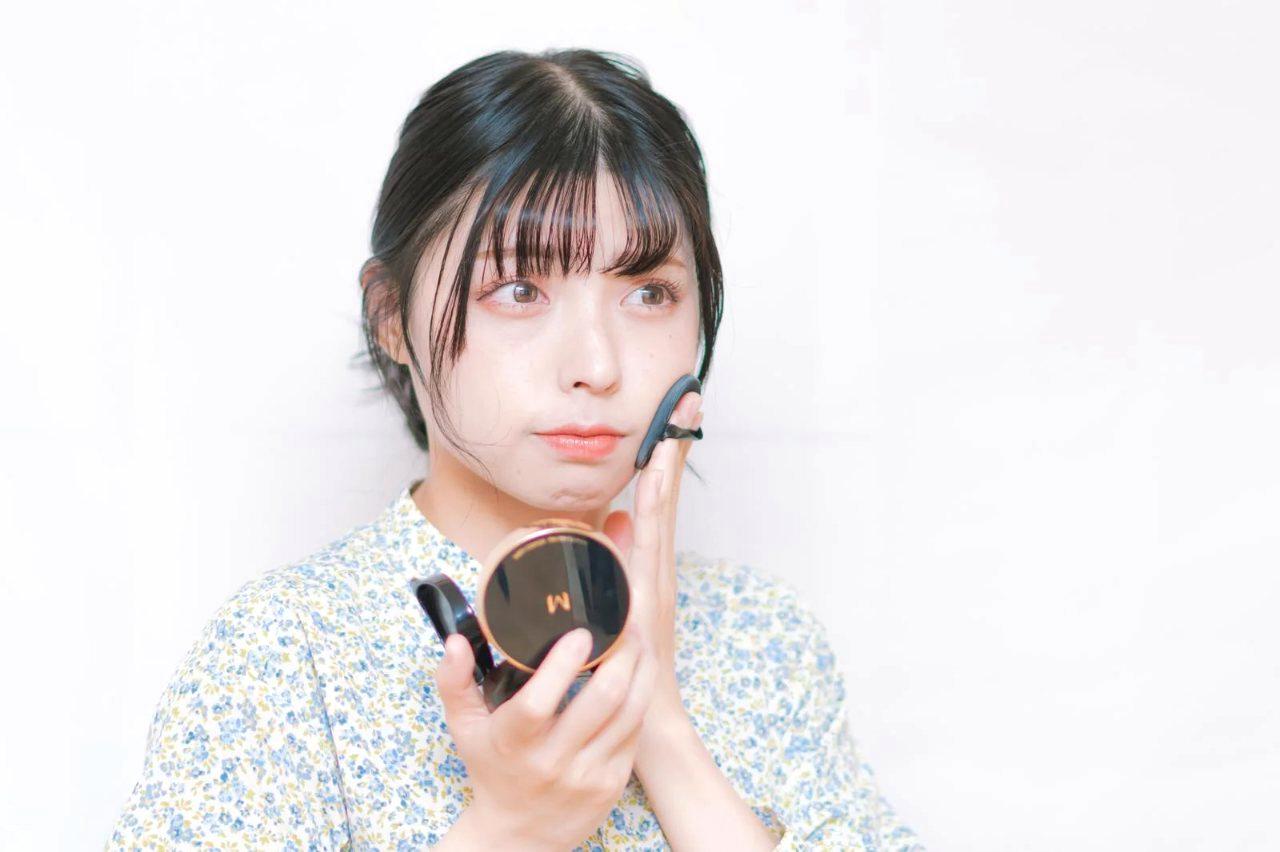 濃いメイクに違和感を覚えながら鏡を見るイエベ春タイプの女性