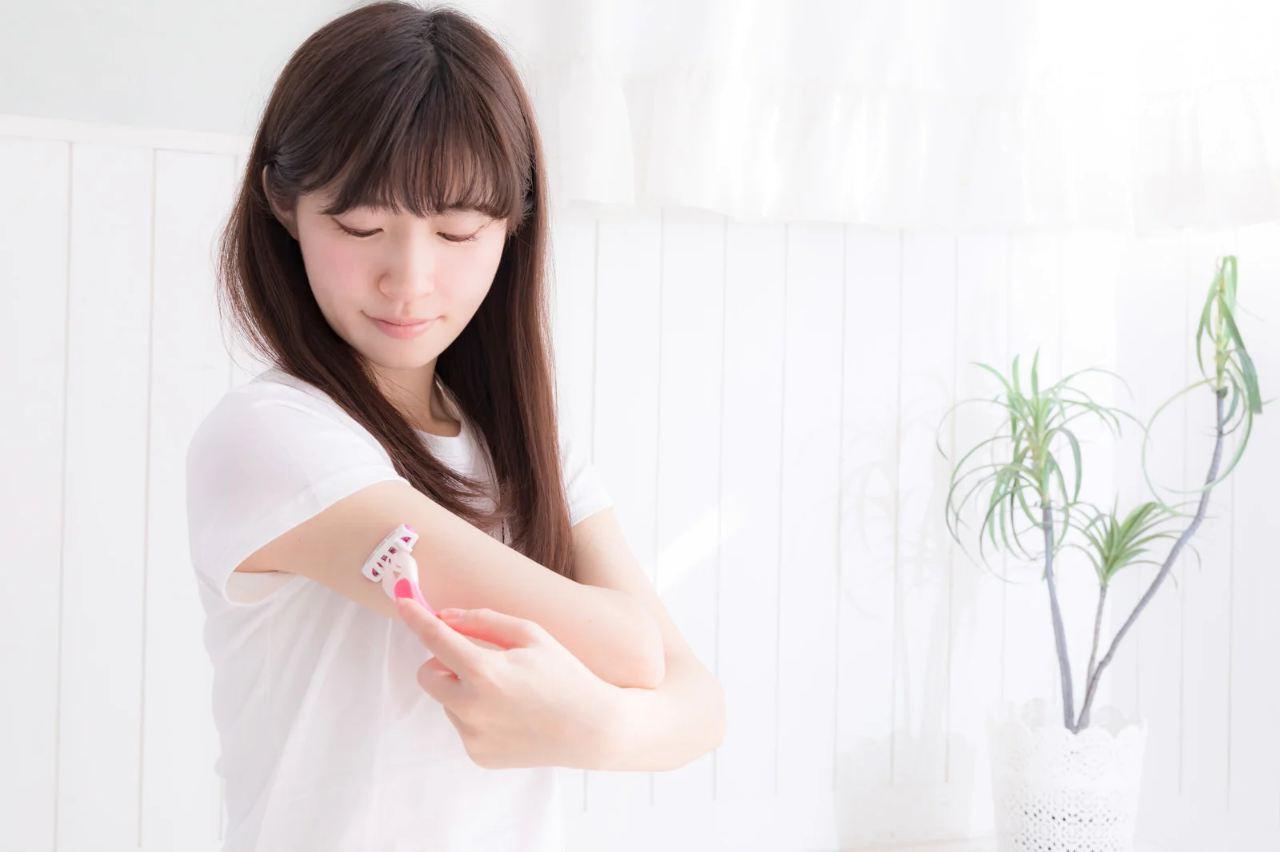 保湿ケアを意識しながら日焼け止めを使う女性の肌