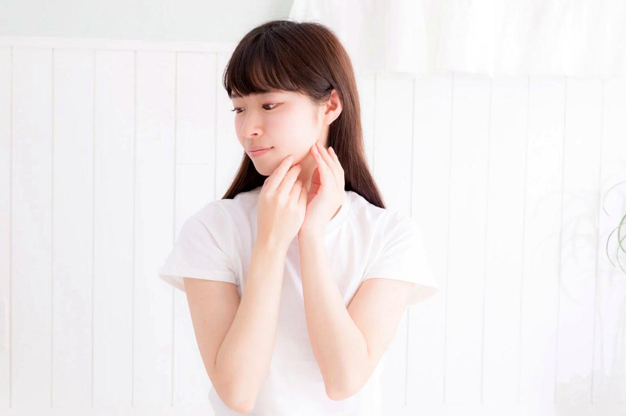 口を大きく動かす表情筋エクササイズの様子。頬と口角を上げてほうれい線を目立たなくするイメージ