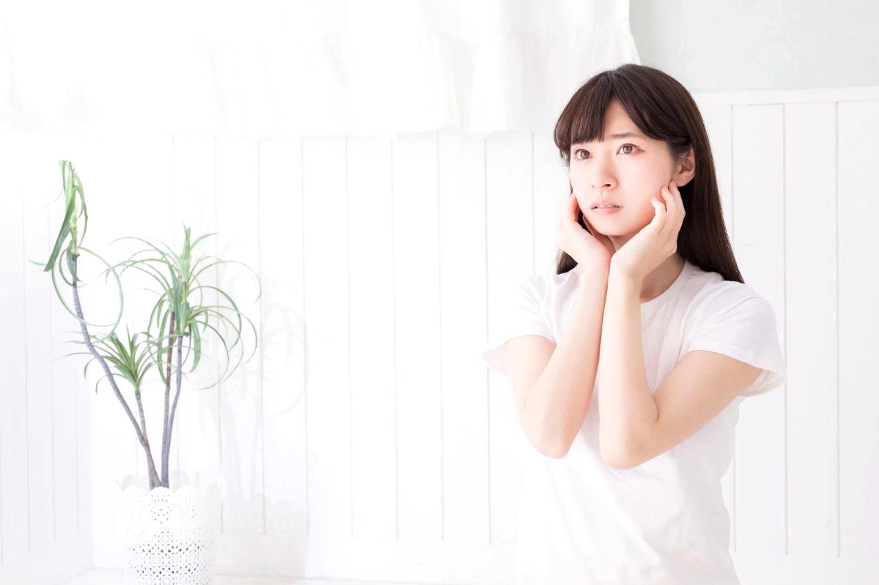夕方の光の中で紫外線に晒される女性の肌のイメージ