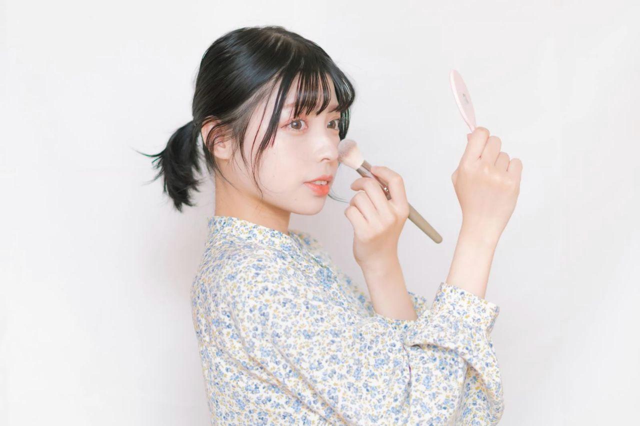 朝から日中までUVケアミストを使う美容習慣のイメージ