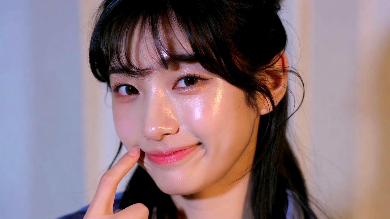 UVケアバームで紫外線対策をする透明感のある女性の美容イメージ