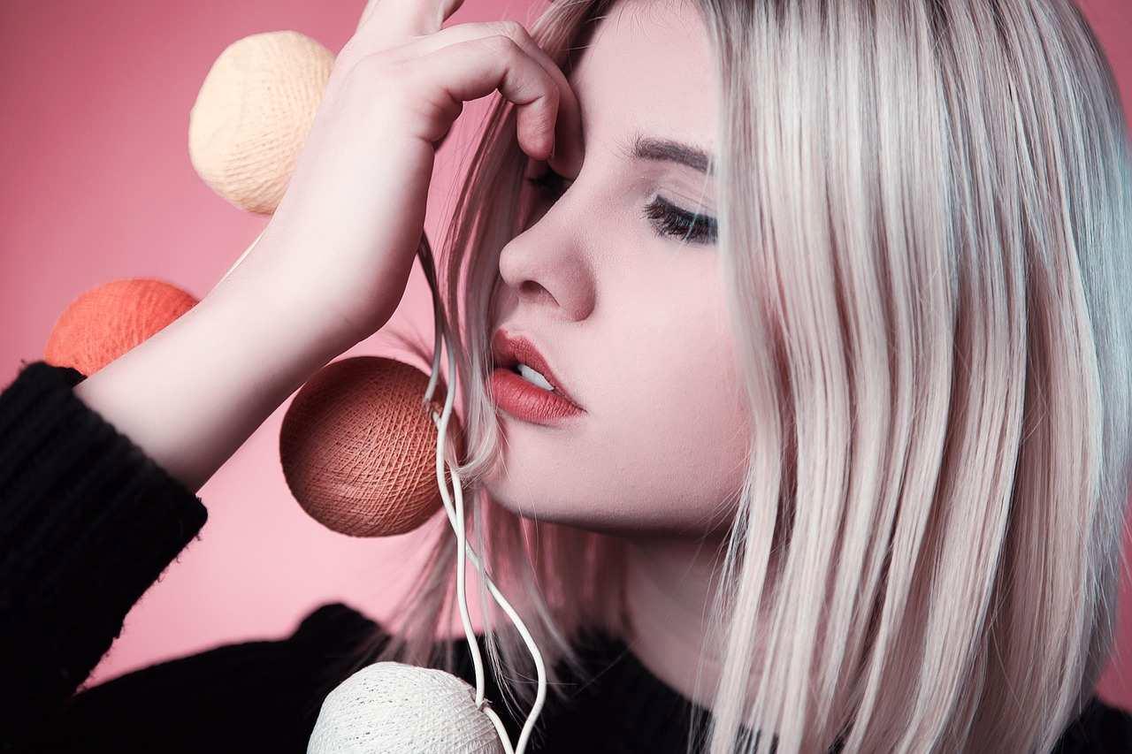 眉用ハサミとコーム、鏡を清潔に並べた準備風景